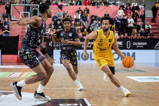 Tigers Tuebingen - Uni Baskets Muenster, Herren, 2. Bundesliga, Barmer 2. Basketball Bundesliga, pro A, 12. Spieltag, Spielzeit 2025 2026, 13.12.2025 Miles Tention (Tigers Tuebingen, 03) beim Zug zum Korb mit dem Ball