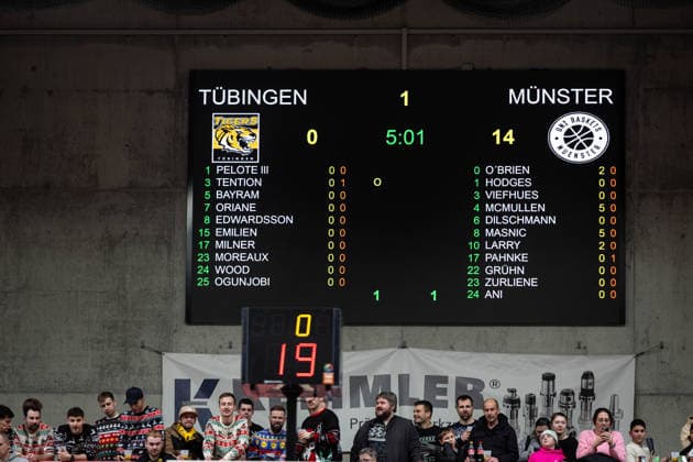 Tigers Tuebingen - Uni Baskets Muenster, Herren, 2. Bundesliga, Barmer 2. Basketball Bundesliga, pro A, 12. Spieltag, Spielzeit 2025 2026, 13.12.2025 Nach 5 Minuten Spielzeit haben die Tigers noch keinen Korb erzielt und liegen mit 14 Punkten hinten