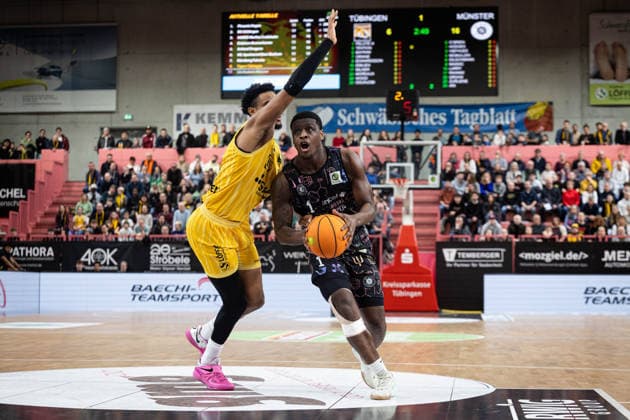 Tigers Tuebingen - Uni Baskets Muenster, Herren, 2. Bundesliga, Barmer 2. Basketball Bundesliga, pro A, 12. Spieltag, Spielzeit 2025 2026, 13.12.2025 Bo Hodges (Uni Baskets Muenster, 01) gegen Bernard Pelote (Tigers Tuebingen, 01)