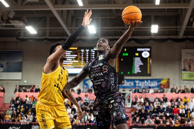 Tigers Tuebingen - Uni Baskets Muenster, Herren, 2. Bundesliga, Barmer 2. Basketball Bundesliga, pro A, 12. Spieltag, Spielzeit 2025 2026, 13.12.2025 Bo Hodges (Uni Baskets Muenster, 01) gegen Bernard Pelote (Tigers Tuebingen, 01)