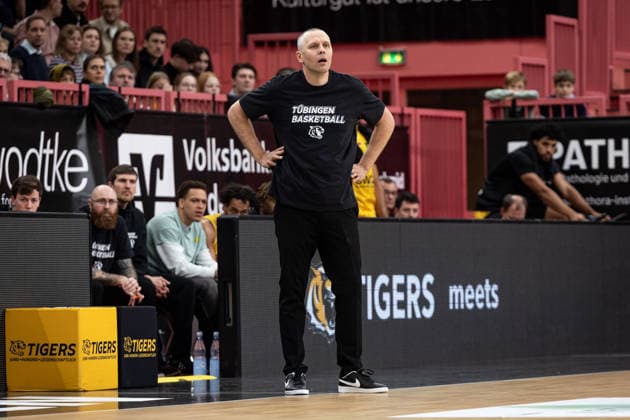 Tigers Tuebingen - Uni Baskets Muenster, Herren, 2. Bundesliga, Barmer 2. Basketball Bundesliga, pro A, 12. Spieltag, Spielzeit 2025 2026, 13.12.2025 Henrik Sonko (Tigers Tuebingen, Head Coach) verwirrt an der Seitenlinie