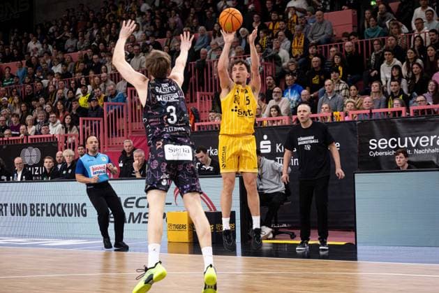 Tigers Tuebingen - Uni Baskets Muenster, Herren, 2. Bundesliga, Barmer 2. Basketball Bundesliga, pro A, 12. Spieltag, Spielzeit 2025 2026, 13.12.2025 Kaya Bayram (Tigers Tuebingen, 05) beim Dreierwurf