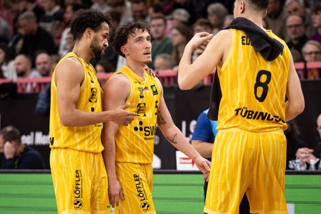Tigers Tuebingen - Uni Baskets Muenster, Herren, 2. Bundesliga, Barmer 2. Basketball Bundesliga, pro A, 12. Spieltag, Spielzeit 2025 2026, 13.12.2025 Miles Tention (Tigers Tuebingen, 03) troestet Kaya Bayram (Tigers Tuebingen, 05)