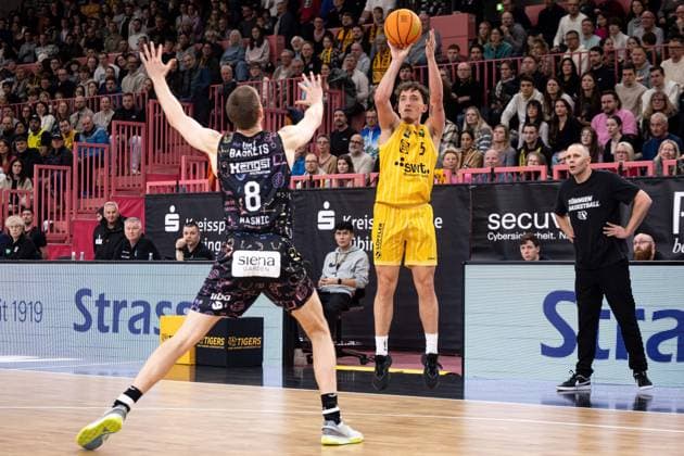 Tigers Tuebingen - Uni Baskets Muenster, Herren, 2. Bundesliga, Barmer 2. Basketball Bundesliga, pro A, 12. Spieltag, Spielzeit 2025 2026, 13.12.2025 Kaya Bayram (Tigers Tuebingen, 05) beim Dreierwurf gegen Neil Masnic (Uni Baskets Muenster, 08)