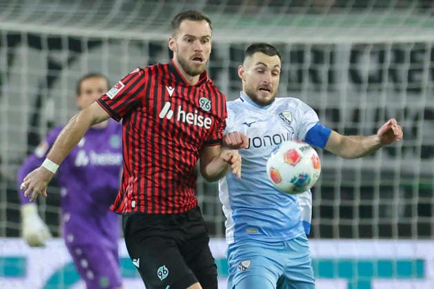 Boris Tomiak (Hannover 96) und Matus Bero (VfL Bochum) kaempfen um den Ball, 2. Bundesliga, Hannover 96 v VfL Bochum, Heinz von Heiden Arena am 13. December 2025 in Hannover, Deutschland. (Foto von Marco Steinbrenner DeFodi Images) Boris Tomiak (Hannover 96) und Matus Bero (VfL Bochum) battle for the ball, 2. Bundesliga, Hannover 96 v VfL Bochum, Heinz von Heiden Arena, December 13, 2025 in Hanover, Germany. (Photo by Marco Steinbrenner DeFodi Images)