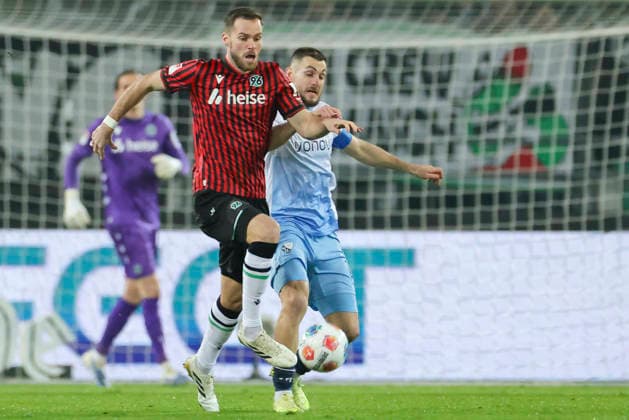Boris Tomiak (Hannover 96) und Matus Bero (VfL Bochum) kaempfen um den Ball, 2. Bundesliga, Hannover 96 v VfL Bochum, Heinz von Heiden Arena am 13. December 2025 in Hannover, Deutschland. (Foto von Marco Steinbrenner DeFodi Images) Boris Tomiak (Hannover 96) und Matus Bero (VfL Bochum) battle for the ball, 2. Bundesliga, Hannover 96 v VfL Bochum, Heinz von Heiden Arena, December 13, 2025 in Hanover, Germany. (Photo by Marco Steinbrenner DeFodi Images)