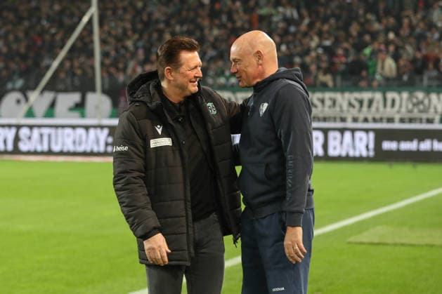 13.12.2025, xtgx, Fussball 2. Bundesliga, Hannover 96 - VfL Bochum emspor, v.l. Christian Titz (Hannover, Trainer), Uwe Roesler (Rösler, Bochum, Trainer) (DFL DFB REGULATIONS PROHIBIT ANY USE OF PHOTOGRAPHS as IMAGE SEQUENCES and or QUASI-VIDEO) Hannover