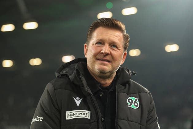 13.12.2025, xtgx, Fussball 2. Bundesliga, Hannover 96 - VfL Bochum emspor, v.l. Christian Titz (Hannover, Trainer) Portrait, Portraet, Einzelbild (DFL DFB REGULATIONS PROHIBIT ANY USE OF PHOTOGRAPHS as IMAGE SEQUENCES and or QUASI-VIDEO) Hannover