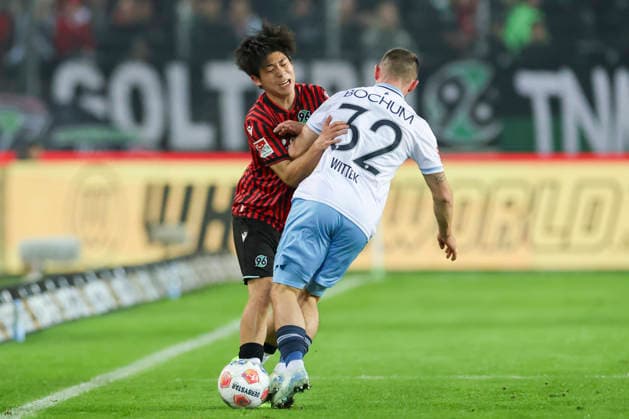 Daisuke Yokota (Hannover 96) und Maximilian Wittek (VfL Bochum) kaempfen um den Ball, 2. Bundesliga, Hannover 96 v VfL Bochum, Heinz von Heiden Arena am 13. December 2025 in Hannover, Deutschland. (Foto von Marco Steinbrenner DeFodi Images) Daisuke Yokota (Hannover 96) und Maximilian Wittek (VfL Bochum) battle for the ball, 2. Bundesliga, Hannover 96 v VfL Bochum, Heinz von Heiden Arena, December 13, 2025 in Hanover, Germany. (Photo by Marco Steinbrenner DeFodi Images)