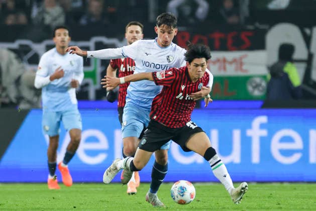 Cajetan Lenz (VfL Bochum) und Hayate Matsuda (Hannover 96) kaempfen um den Ball, 2. Bundesliga, Hannover 96 v VfL Bochum, Heinz von Heiden Arena am 13. December 2025 in Hannover, Deutschland. (Foto von Marco Steinbrenner DeFodi Images) Cajetan Lenz (VfL Bochum) und Hayate Matsuda (Hannover 96) battle for the ball, 2. Bundesliga, Hannover 96 v VfL Bochum, Heinz von Heiden Arena, December 13, 2025 in Hanover, Germany. (Photo by Marco Steinbrenner DeFodi Images)