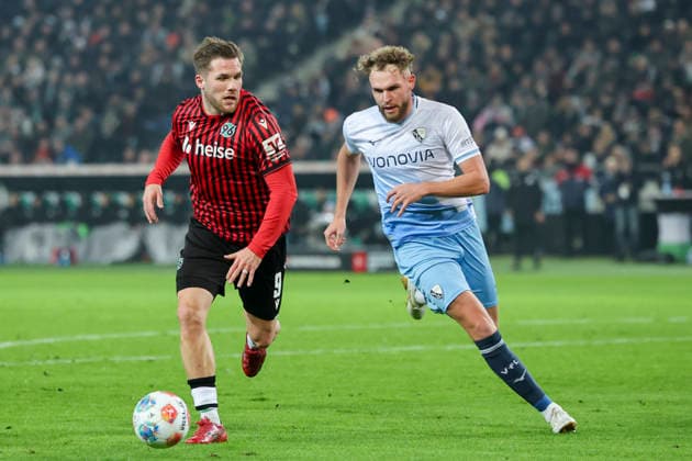 Philipp Strompf (VfL Bochum) und Benjamin Kaellmann (Hannover 96) kaempfen um den Ball, 2. Bundesliga, Hannover 96 v VfL Bochum, Heinz von Heiden Arena am 13. December 2025 in Hannover, Deutschland. (Foto von Marco Steinbrenner DeFodi Images) Philipp Strompf (VfL Bochum) und Benjamin Kaellmann (Hannover 96) battle for the ball, 2. Bundesliga, Hannover 96 v VfL Bochum, Heinz von Heiden Arena, December 13, 2025 in Hanover, Germany. (Photo by Marco Steinbrenner DeFodi Images)