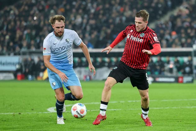 Philipp Strompf (VfL Bochum) und Benjamin Kaellmann (Hannover 96) kaempfen um den Ball, 2. Bundesliga, Hannover 96 v VfL Bochum, Heinz von Heiden Arena am 13. December 2025 in Hannover, Deutschland. (Foto von Marco Steinbrenner DeFodi Images) Philipp Strompf (VfL Bochum) und Benjamin Kaellmann (Hannover 96) battle for the ball, 2. Bundesliga, Hannover 96 v VfL Bochum, Heinz von Heiden Arena, December 13, 2025 in Hanover, Germany. (Photo by Marco Steinbrenner DeFodi Images)