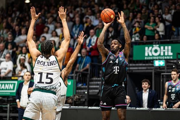 Jeff Garrett Jr (Telekom Baskets Bonn) im Zweikampf mit Jordan Roland (Gladiators Trier), Vet Concept Gladiators Trier vs Telekom Baskets Bonn, Basketball, easyCredit BBL, 10. Spieltag, Saison 2025 2026, 13.12.2025 Vet Concept Gladiators Trier vs Telekom Baskets Bonn, Basketball, easyCredit BBL, 10. Spieltag, Saison 2025 2026, 13.12.2025 Copyright: xEibner-Pressefoto AlexanderxNeisx EP_ANS