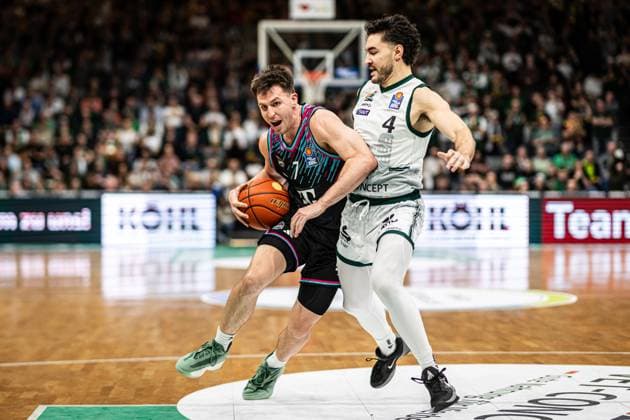 Grayson Murphy (Telekom Baskets Bonn) im Zweikampf mit Clayton Guillozet (Gladiators Trier), Vet Concept Gladiators Trier vs Telekom Baskets Bonn, Basketball, easyCredit BBL, 10. Spieltag, Saison 2025 2026, 13.12.2025 Vet Concept Gladiators Trier vs Telekom Baskets Bonn, Basketball, easyCredit BBL, 10. Spieltag, Saison 2025 2026, 13.12.2025 Copyright: xEibner-Pressefoto AlexanderxNeisx EP_ANS