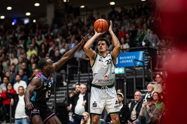 Nolan Adekunle (Gladiators Trier) wirft gegen Tylan Birts (Telekom Baskets Bonn), Vet Concept Gladiators Trier vs Telekom Baskets Bonn, Basketball, easyCredit BBL, 10. Spieltag, Saison 2025 2026, 13.12.2025 Vet Concept Gladiators Trier vs Telekom Baskets Bonn, Basketball, easyCredit BBL, 10. Spieltag, Saison 2025 2026, 13.12.2025 Copyright: xEibner-Pressefoto AlexanderxNeisx EP_ANS