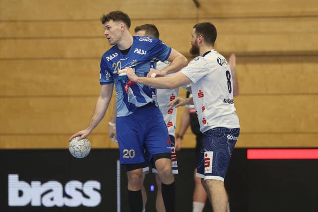 13.12.2025, Herren, Handball, Saison 2025 2026, 2. Handball-Bundesliga, 15. Spieltag: TV Grosswallstadt - 1. VfL Potsdam v.li. Finn Wullenweber ( 20, TV Großwallstadt) und Davide Bulzamini ( 8, VfL Potsdam) Elsenfeld Untermainhalle Bayern Deutschland