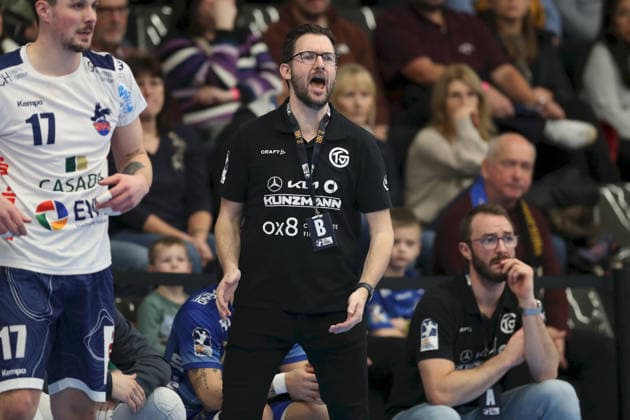13.12.2025, Herren, Handball, Saison 2025 2026, 2. Handball-Bundesliga, 15. Spieltag: TV Grosswallstadt - 1. VfL Potsdam Andre Lohrbach (Cheftrainer, TV Großwallstadt) gestikuliert, Arme, Hände, gibt Anweisungen Elsenfeld Untermainhalle Bayern Deutschland