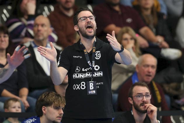 13.12.2025, Herren, Handball, Saison 2025 2026, 2. Handball-Bundesliga, 15. Spieltag: TV Grosswallstadt - 1. VfL Potsdam Andre Lohrbach (Cheftrainer, TV Großwallstadt) gestikuliert, Arme, Hände, gibt Anweisungen Elsenfeld Untermainhalle Bayern Deutschland