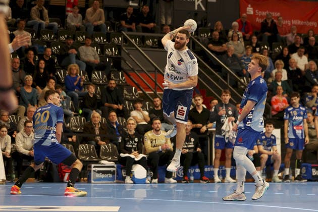 13.12.2025, Herren, Handball, Saison 2025 2026, 2. Handball-Bundesliga, 15. Spieltag: TV Grosswallstadt - 1. VfL Potsdam v.li. Finn Wullenweber ( 20, TV Großwallstadt), Davide Bulzamini ( 8, VfL Potsdam), Ben Connar Battermann ( 24, TV Großwallstadt) Elsenfeld Untermainhalle Bayern Deutschland