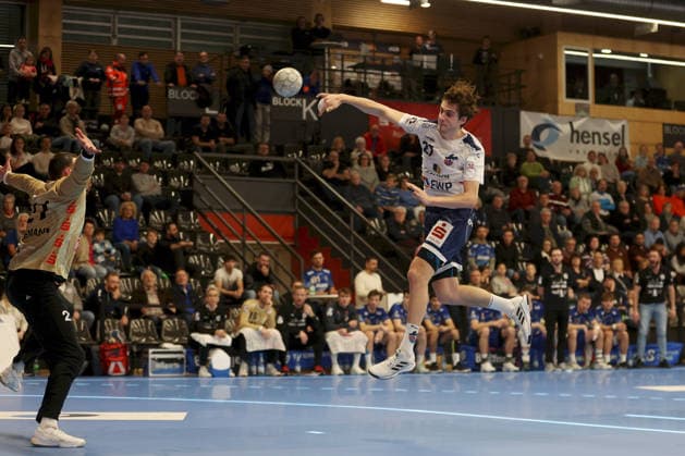 13.12.2025, Herren, Handball, Saison 2025 2026, 2. Handball-Bundesliga, 15. Spieltag: TV Grosswallstadt - 1. VfL Potsdam Nils Fuhrmann ( 27, VfL Potsdam) kommt vor Stefan Hanemann ( 21, TV Großwallstadt) zum Abschluss Elsenfeld Untermainhalle Bayern Deutschland