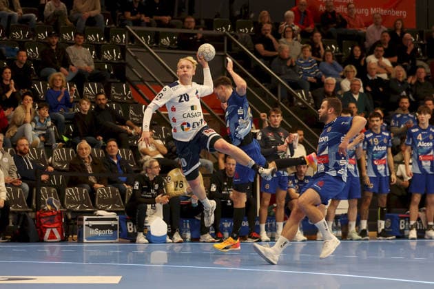 13.12.2025, Herren, Handball, Saison 2025 2026, 2. Handball-Bundesliga, 15. Spieltag: TV Grosswallstadt - 1. VfL Potsdam Tim Hildenbrand ( 20, VfL Potsdam) setzt sich hier gegen Finn Wullenweber ( 20, TV Großwallstadt) und Florian Eisenträger ( 8, TV Großwallstadt) durch und kommt zum Abschluss Elsenfeld Untermainhalle Bayern Deutschland