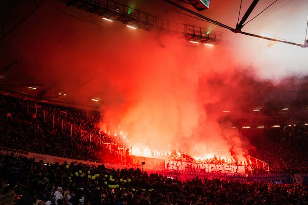 2. Bundesliga: Hannover 96 vs. VfL Bochum, 13.12.2025 Die VfL Bochum Fans zünden Pyrotechnik; Fußball, 2. Bundesliga, 16. Spieltag: Hannover 96 vs. VfL Bochum am 13.12.2025 in der Heinz von Heiden Arena, Hannover DFL REGULATIONS PROHIBIT ANY USE OF PHOTOGRAPHS AS IMAGE SEQUENCES AND OR QUASI-VIDEO.