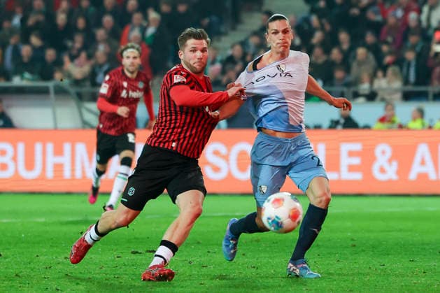 Benjamin Kaellmann (Hannover 96) und Noah Loosli (VfL Bochum) kaempfen um den Ball, 2. Bundesliga, Hannover 96 v VfL Bochum, Heinz von Heiden Arena am 13. December 2025 in Hannover, Deutschland. (Foto von Marco Steinbrenner DeFodi Images) Benjamin Kaellmann (Hannover 96) und Noah Loosli (VfL Bochum) battle for the ball, 2. Bundesliga, Hannover 96 v VfL Bochum, Heinz von Heiden Arena, December 13, 2025 in Hanover, Germany. (Photo by Marco Steinbrenner DeFodi Images)