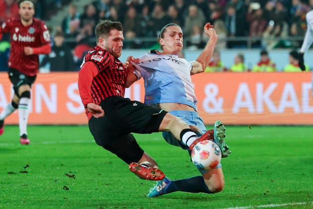 Benjamin Kaellmann (Hannover 96) und Noah Loosli (VfL Bochum) kaempfen um den Ball, 2. Bundesliga, Hannover 96 v VfL Bochum, Heinz von Heiden Arena am 13. December 2025 in Hannover, Deutschland. (Foto von Marco Steinbrenner DeFodi Images) Benjamin Kaellmann (Hannover 96) und Noah Loosli (VfL Bochum) battle for the ball, 2. Bundesliga, Hannover 96 v VfL Bochum, Heinz von Heiden Arena, December 13, 2025 in Hanover, Germany. (Photo by Marco Steinbrenner DeFodi Images)