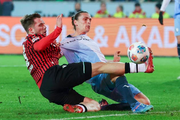 Benjamin Kaellmann (Hannover 96) und Noah Loosli (VfL Bochum) kaempfen um den Ball, 2. Bundesliga, Hannover 96 v VfL Bochum, Heinz von Heiden Arena am 13. December 2025 in Hannover, Deutschland. (Foto von Marco Steinbrenner DeFodi Images) Benjamin Kaellmann (Hannover 96) und Noah Loosli (VfL Bochum) battle for the ball, 2. Bundesliga, Hannover 96 v VfL Bochum, Heinz von Heiden Arena, December 13, 2025 in Hanover, Germany. (Photo by Marco Steinbrenner DeFodi Images)
