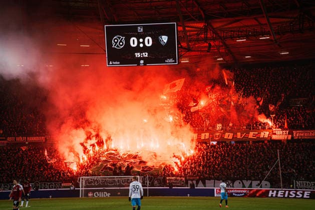 2. Bundesliga: Hannover 96 vs. VfL Bochum, 13.12.2025 Die Hannover 96 Fans zünden Pyrotechnik; Fußball, 2. Bundesliga, 16. Spieltag: Hannover 96 vs. VfL Bochum am 13.12.2025 in der Heinz von Heiden Arena, Hannover DFL REGULATIONS PROHIBIT ANY USE OF PHOTOGRAPHS AS IMAGE SEQUENCES AND OR QUASI-VIDEO.