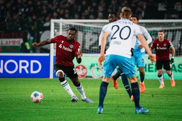 2. Bundesliga: Hannover 96 vs. VfL Bochum, 13.12.2025 Noel Aseko Nkili (Hannover 96, 15); Fußball, 2. Bundesliga, 16. Spieltag: Hannover 96 vs. VfL Bochum am 13.12.2025 in der Heinz von Heiden Arena, Hannover DFL REGULATIONS PROHIBIT ANY USE OF PHOTOGRAPHS AS IMAGE SEQUENCES AND OR QUASI-VIDEO.