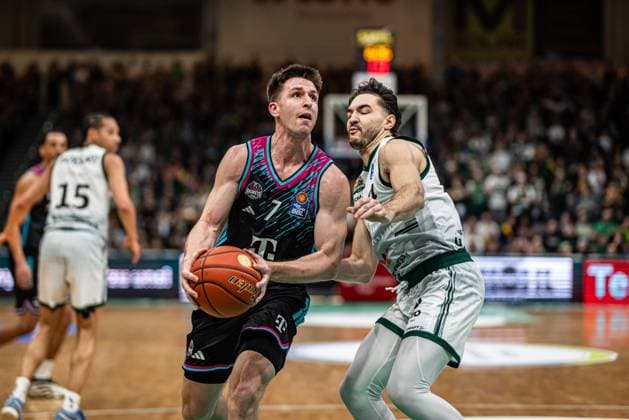 Grayson Murphy (Telekom Baskets Bonn) im Zweikampf mit Clayton Guillozet (Gladiators Trier), Vet Concept Gladiators Trier vs Telekom Baskets Bonn, Basketball, easyCredit BBL, 10. Spieltag, Saison 2025 2026, 13.12.2025 Vet Concept Gladiators Trier vs Telekom Baskets Bonn, Basketball, easyCredit BBL, 10. Spieltag, Saison 2025 2026, 13.12.2025 Copyright: xEibner-Pressefoto AlexanderxNeisx EP_ANS