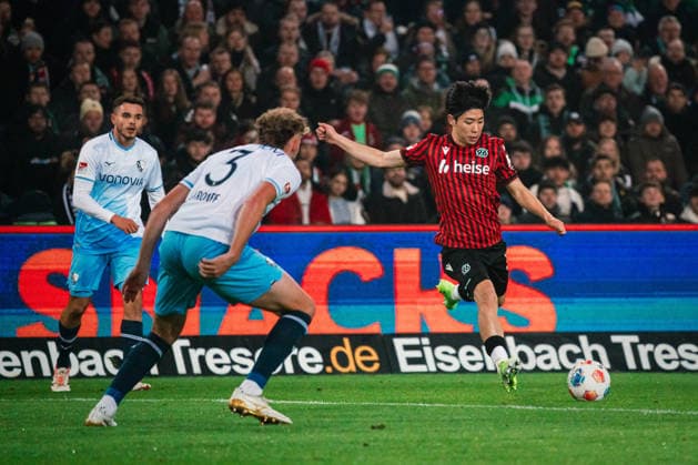 2. Bundesliga: Hannover 96 vs. VfL Bochum, 13.12.2025 Daisuke Yokota (Hannover 96, 18) schießt; Fußball, 2. Bundesliga, 16. Spieltag: Hannover 96 vs. VfL Bochum am 13.12.2025 in der Heinz von Heiden Arena, Hannover DFL REGULATIONS PROHIBIT ANY USE OF PHOTOGRAPHS AS IMAGE SEQUENCES AND OR QUASI-VIDEO.