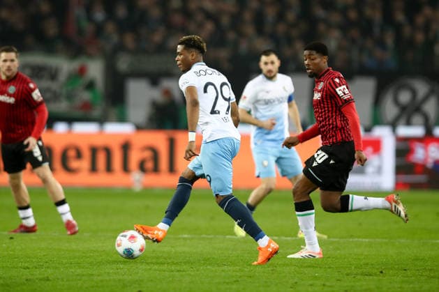 13.12.2025, xtgx, Fussball - 2.Bundesliga Hannover 96 - VfL Bochum emspor, v.l. Leandro Morgalla (Bochum, 29) am Ball, plays the ball (DFL DFB REGULATIONS PROHIBIT ANY USE OF PHOTOGRAPHS as IMAGE SEQUENCES and or QUASI-VIDEO) Hannover