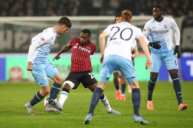 13.12.2025, xtgx, Fussball - 2.Bundesliga Hannover 96 - VfL Bochum emspor, v.l. Cajetan Lenz (Bochum, 34), William Kokolo (Hannover, 19) Zweikampf, Duell, Kampf, tackle (DFL DFB REGULATIONS PROHIBIT ANY USE OF PHOTOGRAPHS as IMAGE SEQUENCES and or QUASI-VIDEO) Hannover