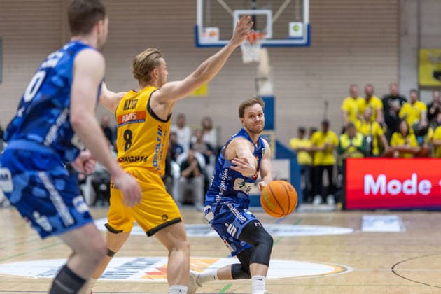Lucas Mayer (Bozic Estriche Knights Kirchheim, 08) Bjarne Kraushaar (Phoenix Hagen, 04) GER, Bozic Estriche Knights Kirchheim vs. Phoenix Hagen, BARMER 2. Basketball Bundesliga, 12. Spieltag, Saison 2025 2026, 13.12.2025 GER, Bozic Estriche Knights Kirchheim vs. Phoenix Hagen, BARMER 2. Basketball Bundesliga, 12. Spieltag, Saison 2025 2026, 13.12.2025 Kirchheim an der Teck Copyright: xEibner-Pressefoto NinaxSanderx EP_NSR