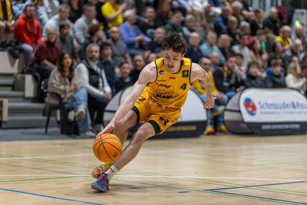 Gian Bahattin Aydinoglu (Bozic Estriche Knights Kirchheim, 04) GER, Bozic Estriche Knights Kirchheim vs. Phoenix Hagen, BARMER 2. Basketball Bundesliga, 12. Spieltag, Saison 2025 2026, 13.12.2025 GER, Bozic Estriche Knights Kirchheim vs. Phoenix Hagen, BARMER 2. Basketball Bundesliga, 12. Spieltag, Saison 2025 2026, 13.12.2025 Kirchheim an der Teck Copyright: xEibner-Pressefoto NinaxSanderx EP_NSR