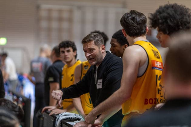Timeout Bozic Estriche Knights Kirchheim GER, Bozic Estriche Knights Kirchheim vs. Phoenix Hagen, BARMER 2. Basketball Bundesliga, 12. Spieltag, Saison 2025 2026, 13.12.2025 GER, Bozic Estriche Knights Kirchheim vs. Phoenix Hagen, BARMER 2. Basketball Bundesliga, 12. Spieltag, Saison 2025 2026, 13.12.2025 Kirchheim an der Teck Copyright: xEibner-Pressefoto NinaxSanderx EP_NSR