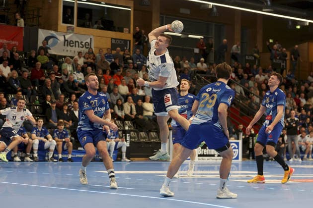 13.12.2025, Herren, Handball, Saison 2025 2026, 2. Handball-Bundesliga, 15. Spieltag: TV Grosswallstadt - 1. VfL Potsdam Mario Stark ( 27, TV Großwallstadt) und Maximilian Horner ( 29, TV Großwallstadt) können den Abschluss von Marco Mengon ( 30, VfL Potsdam) nicht verhindern Elsenfeld Untermainhalle Bayern Deutschland