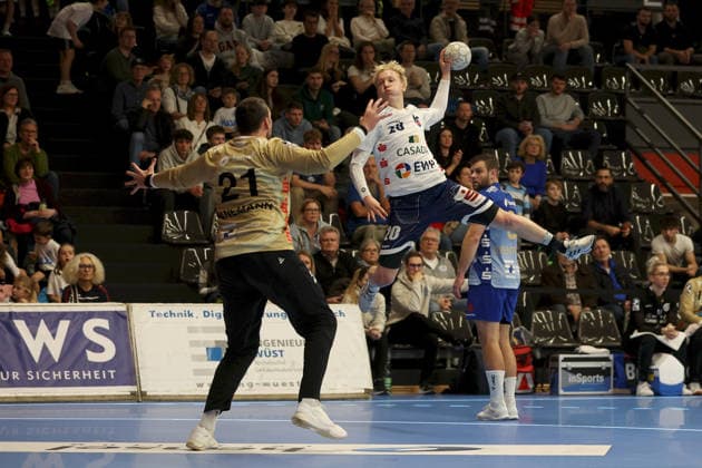 13.12.2025, Herren, Handball, Saison 2025 2026, 2. Handball-Bundesliga, 15. Spieltag: TV Grosswallstadt - 1. VfL Potsdam Tim Hildenbrand ( 20, VfL Potsdam) kommt zum Abschluss vor Stefan Hanemann ( 21, TV Großwallstadt) Elsenfeld Untermainhalle Bayern Deutschland