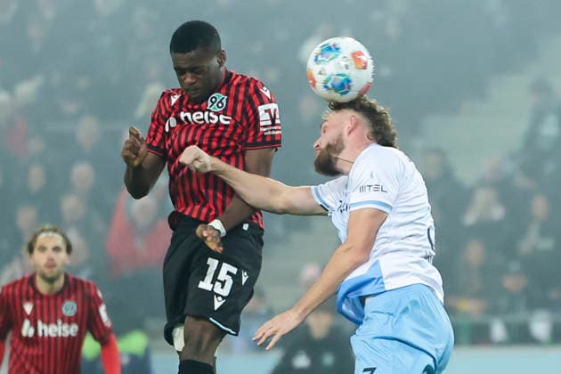 Noel Aseko (Hannover 96) und Philipp Strompf (VfL Bochum) kaempfen um den Ball, 2. Bundesliga, Hannover 96 v VfL Bochum, Heinz von Heiden Arena am 13. December 2025 in Hannover, Deutschland. (Foto von Marco Steinbrenner DeFodi Images) Noel Aseko (Hannover 96) und Philipp Strompf (VfL Bochum) battle for the ball, 2. Bundesliga, Hannover 96 v VfL Bochum, Heinz von Heiden Arena, December 13, 2025 in Hanover, Germany. (Photo by Marco Steinbrenner DeFodi Images)