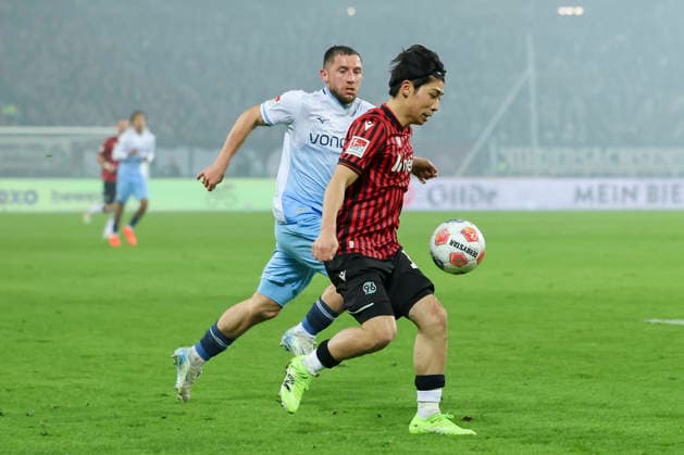 Maximilian Wittek (VfL Bochum) und Daisuke Yokota (Hannover 96) kaempfen um den Ball, 2. Bundesliga, Hannover 96 v VfL Bochum, Heinz von Heiden Arena am 13. December 2025 in Hannover, Deutschland. (Foto von Marco Steinbrenner DeFodi Images) Maximilian Wittek (VfL Bochum) und Daisuke Yokota (Hannover 96) battle for the ball, 2. Bundesliga, Hannover 96 v VfL Bochum, Heinz von Heiden Arena, December 13, 2025 in Hanover, Germany. (Photo by Marco Steinbrenner DeFodi Images)