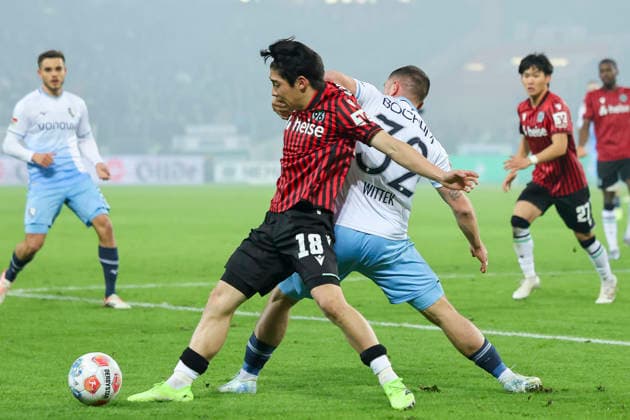 Daisuke Yokota (Hannover 96) und Maximilian Wittek (VfL Bochum) kaempfen um den Ball, 2. Bundesliga, Hannover 96 v VfL Bochum, Heinz von Heiden Arena am 13. December 2025 in Hannover, Deutschland. (Foto von Marco Steinbrenner DeFodi Images) Daisuke Yokota (Hannover 96) und Maximilian Wittek (VfL Bochum) battle for the ball, 2. Bundesliga, Hannover 96 v VfL Bochum, Heinz von Heiden Arena, December 13, 2025 in Hanover, Germany. (Photo by Marco Steinbrenner DeFodi Images)