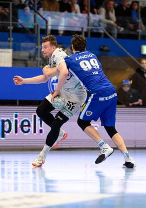 Tillman, Leu (Kreislaeufer, ThSV Eisenach, 99), Erik, Persson (Rueckraum Rechts, Frisch Auf Goeppingen, 22) GER, ThSV Eisenach gegen FRISCH AUF! Göppingen, 1. Daikin Handballbundesliga, Handball, 17.Spieltag, Saison 2025 2026, 13.12.2025 GER, ThSV Eisenach gegen FRISCH AUF! Göppingen, 1. Daikin Handballbundesliga, Handball, 17.Spieltag, Saison 2025 2026, 13.12.2025 Eisenach Copyright: xEibner-Pressefoto MartinxHerbstx EP_MHT