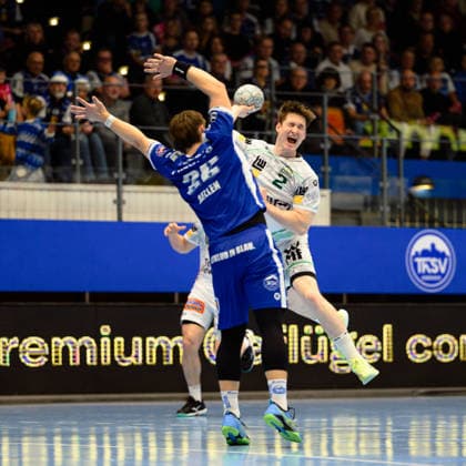 Oskar, Neudeck (Rueckraum Links, Frisch Auf Goeppingen, 2), Felix, Aellen (Rueckraum Mitte, ThSV Eisenach, 22) GER, ThSV Eisenach gegen FRISCH AUF! Göppingen, 1. Daikin Handballbundesliga, Handball, 17.Spieltag, Saison 2025 2026, 13.12.2025 GER, ThSV Eisenach gegen FRISCH AUF! Göppingen, 1. Daikin Handballbundesliga, Handball, 17.Spieltag, Saison 2025 2026, 13.12.2025 Eisenach Copyright: xEibner-Pressefoto MartinxHerbstx EP_MHT