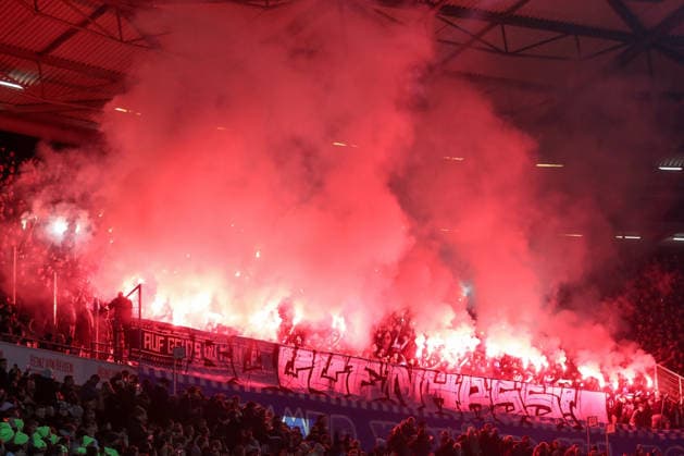 13.12.2025, xtgx, Fussball - 2.Bundesliga Hannover 96 - VfL Bochum emspor, v.l. Symbolfoto, Symbolbild, Symbol, Pyro, Pyrotechnik, Rauch, Nebel, fans Bochum (DFL DFB REGULATIONS PROHIBIT ANY USE OF PHOTOGRAPHS as IMAGE SEQUENCES and or QUASI-VIDEO) Hannover