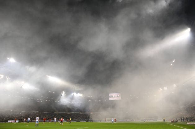 13.12.2025, xtgx, Fussball - 2.Bundesliga Hannover 96 - VfL Bochum emspor, v.l. Symbolfoto, Symbolbild, Symbol, Nebel, Spiefeld im Rauch (DFL DFB REGULATIONS PROHIBIT ANY USE OF PHOTOGRAPHS as IMAGE SEQUENCES and or QUASI-VIDEO) Hannover