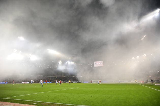 13.12.2025, xtgx, Fussball - 2.Bundesliga Hannover 96 - VfL Bochum emspor, v.l. Symbolfoto, Symbolbild, Symbol, Nebel, Spiefeld im Rauch (DFL DFB REGULATIONS PROHIBIT ANY USE OF PHOTOGRAPHS as IMAGE SEQUENCES and or QUASI-VIDEO) Hannover