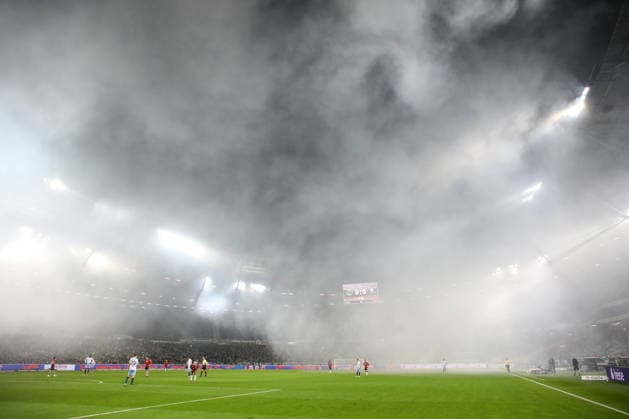 13.12.2025, xtgx, Fussball - 2.Bundesliga Hannover 96 - VfL Bochum emspor, v.l. Symbolfoto, Symbolbild, Symbol, Nebel, Spiefeld im Rauch (DFL DFB REGULATIONS PROHIBIT ANY USE OF PHOTOGRAPHS as IMAGE SEQUENCES and or QUASI-VIDEO) Hannover