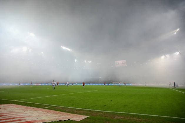 13.12.2025, xtgx, Fussball - 2.Bundesliga Hannover 96 - VfL Bochum emspor, v.l. Symbolfoto, Symbolbild, Symbol, Nebel, Spiefeld im Rauch (DFL DFB REGULATIONS PROHIBIT ANY USE OF PHOTOGRAPHS as IMAGE SEQUENCES and or QUASI-VIDEO) Hannover